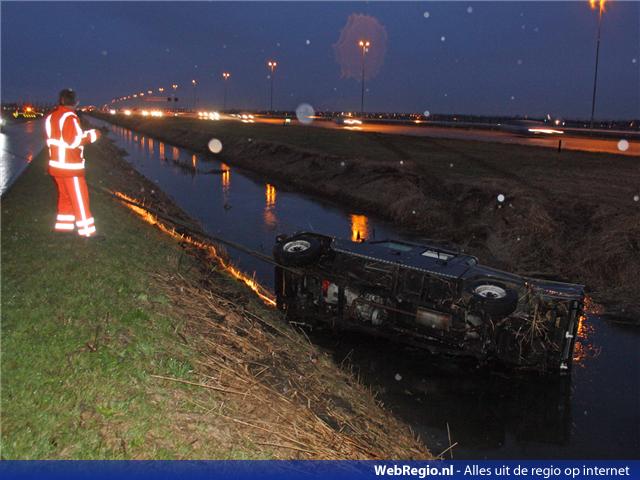 2009/308/auto-schiet-van-a5-de-sloot-in-hoofddorp-3[1].jpg